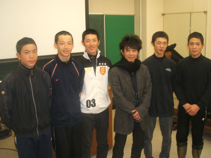 競馬学校ブログ : 【競馬学校】藤田伸二騎手 18年ぶりに競馬学校へ